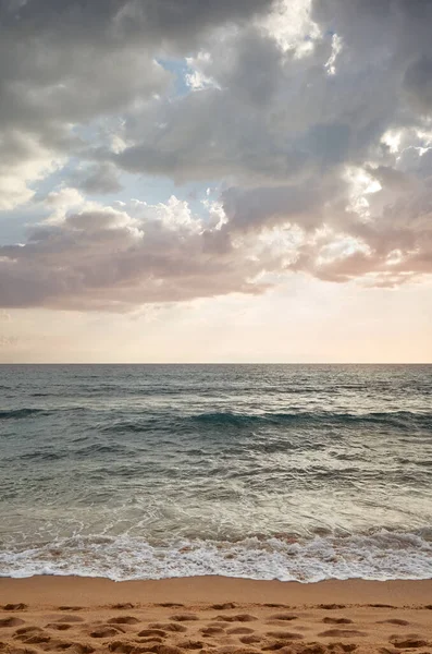 Playa Vacía Con Huellas Arena Atardecer — Foto de Stock