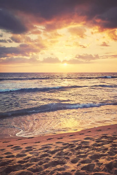 Tropisch Zandstrand Met Voetafdrukken Het Zand Bij Zonsondergang Kleur Versteviging — Stockfoto