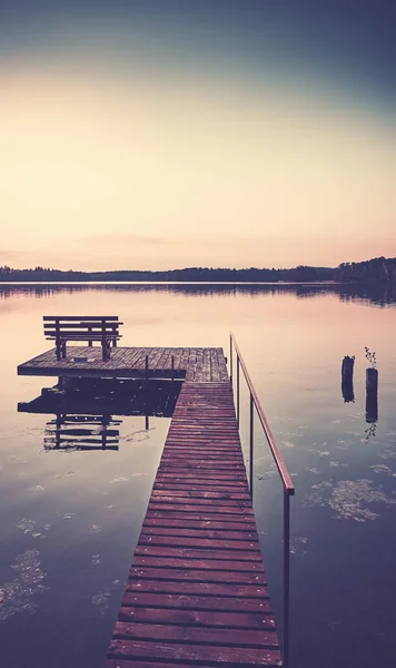 Houten Meerpier Met Bank Bij Zonsondergang Kleur Toning Toegepast — Stockfoto