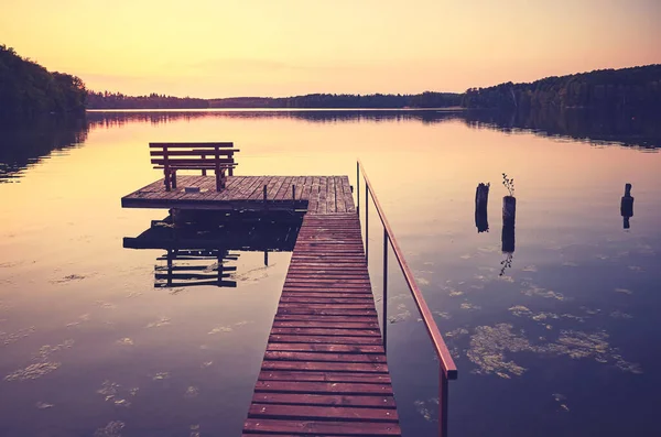 Dřevěné Jezero Molo Lavičkou Při Západu Slunce Barevné Tónování Aplikováno — Stock fotografie