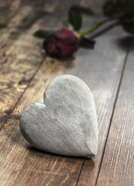 Καρδιά σε ξύλινο φόντο. — Φωτογραφία Αρχείου