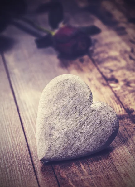 Imagen vintage del corazón sobre un fondo de madera con rosa roja . — Foto de Stock