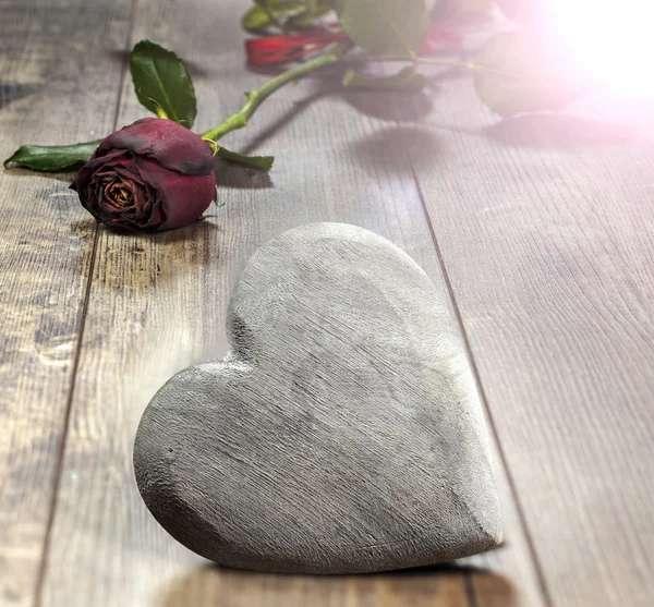 Símbolo de amor. Coração em um fundo de madeira . — Fotografia de Stock