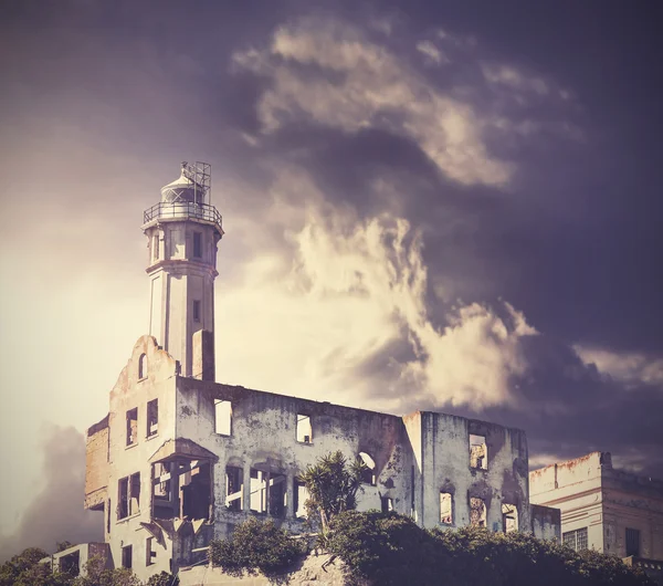 Imagen vintage del cielo lluvioso dramático sobre la isla de Alcatraz en Sa — Foto de Stock