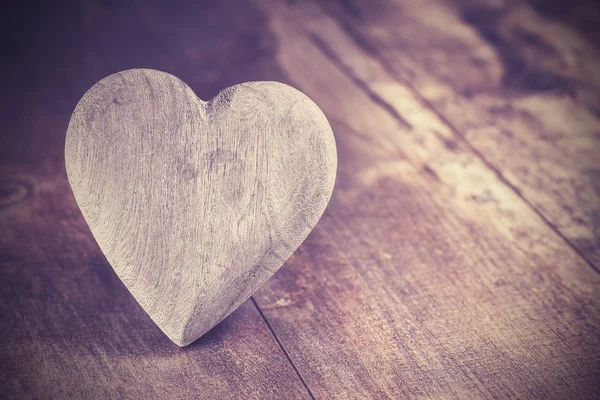 Vintage style heart on rustic wooden background, copy space. — Stock Photo, Image