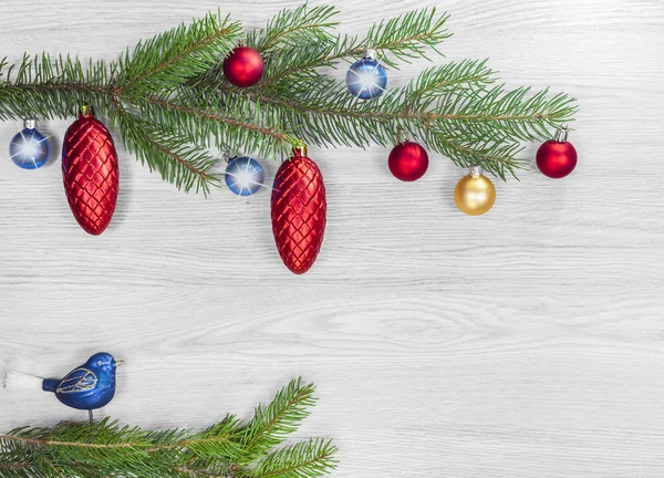 Weihnachten Hintergrund, Dekoration auf weißem Holzbrett. — Stockfoto