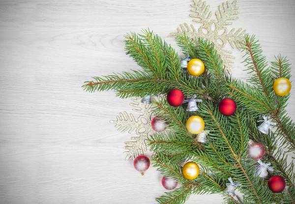 Sfondo natalizio, decorazione su tavola di legno bianca . — Foto Stock