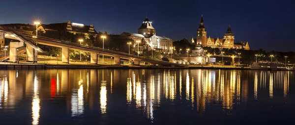 Chrobry Embankment em Szczecin (Stettin) City à noite, Polônia . — Fotografia de Stock