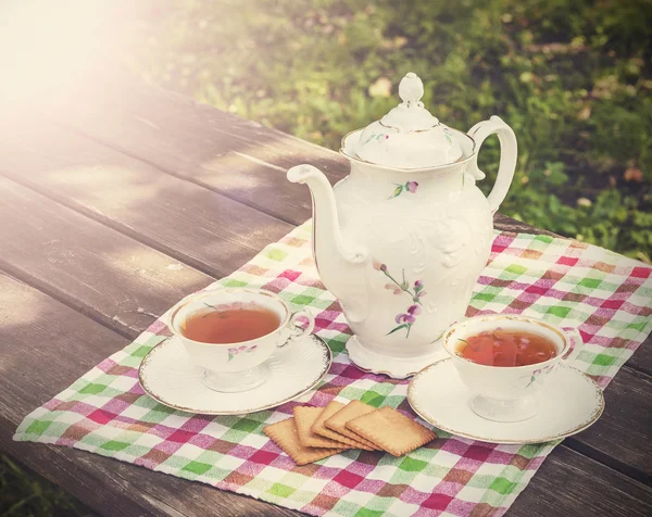 Vintage-Bild von Teetassen und Teekanne auf Holztisch. — Stockfoto