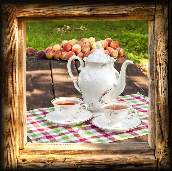 Tee-Set im Garten in Holzrahmen. — Stockfoto