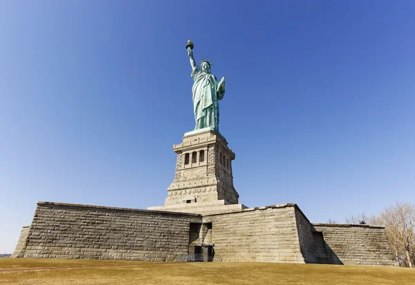 Statue of Liberty in New York City in cloudless day, USA. — Stock Photo, Image