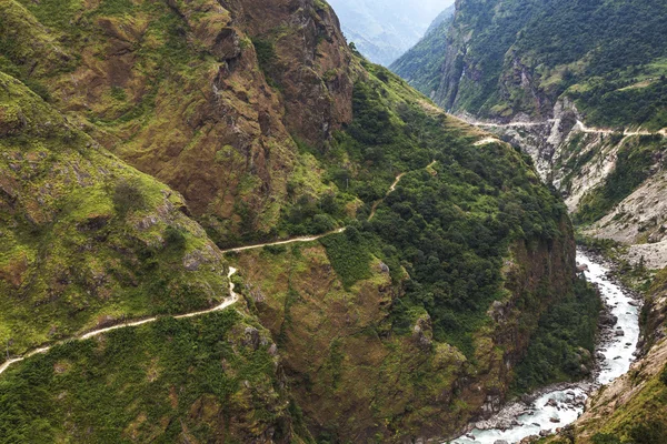 Caminho de montanha nas montanhas do Himalaia, Nepal . — Fotografia de Stock