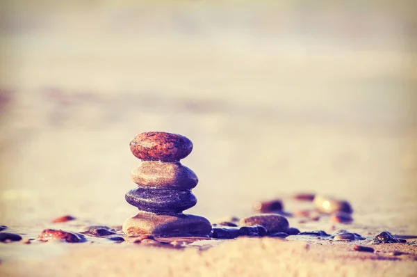 Vintage-Retro-Stil Bild von Steinen am Strand. — Stockfoto