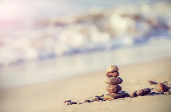 Vintage-Retro-Stil Bild von Steinen am Strand. — Stockfoto