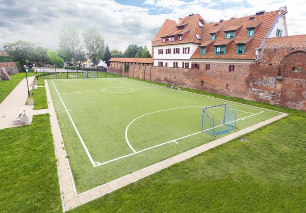 Campo da calcio in una parte vecchia della città . — Foto Stock