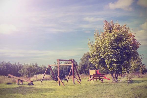Ретро винтажный стиль изображения детской площадки в парке . — стоковое фото