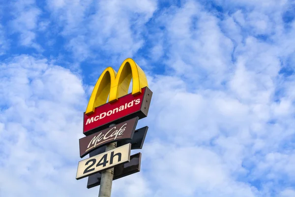 Логотип McDonalds на голубом небе . — стоковое фото