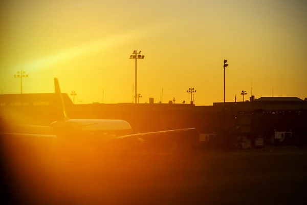 Imagem vintage borrada de um aeroporto contra o sol . — Fotografia de Stock