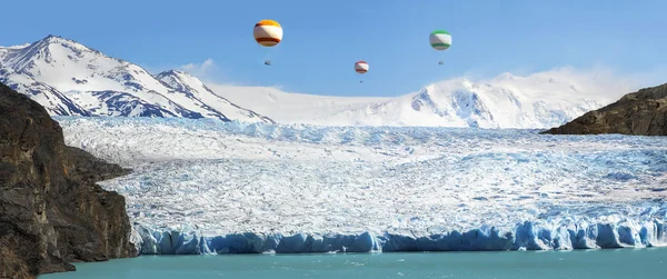 Balonów na ogrzane powietrze nad pięknym lodowiec. — Zdjęcie stockowe