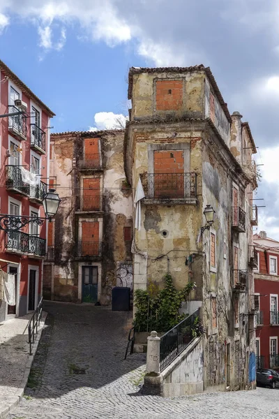 Oud, verlaten en lege straat van Lissabon, portugal. — Stockfoto