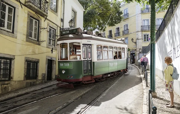 Eléctrico na rua estreita de Lisboa . — Fotografia de Stock