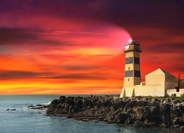 Faro al atardecer, paisaje marino púrpura . — Foto de Stock