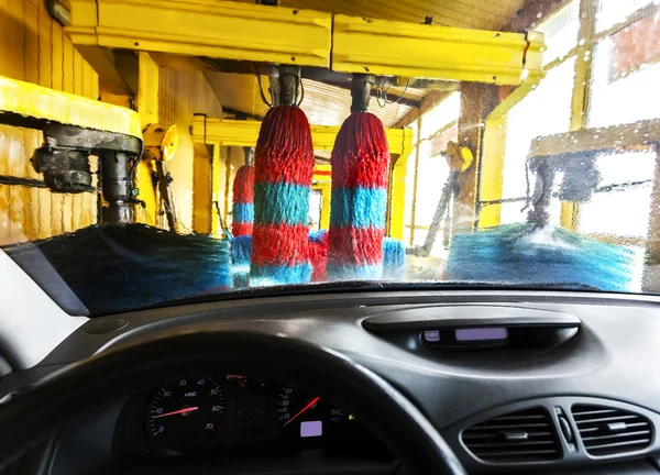 Lavage de voiture de l'intérieur d'une voiture pendant le lavage. — Photo