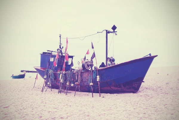 Liten fiskebåt på stranden av Östersjön. — Stockfoto