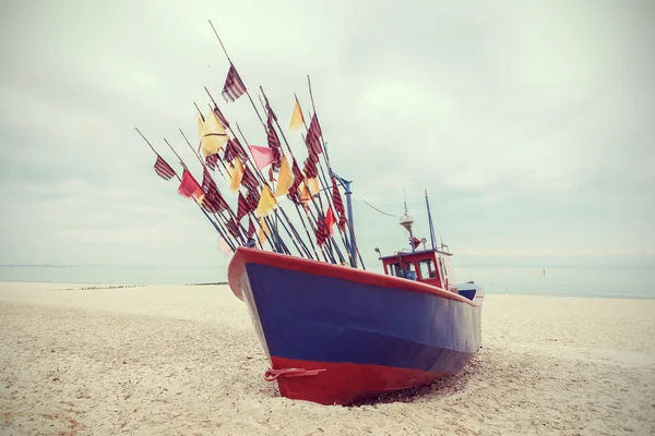 Fiskebåt på strand, vintage retro-filtrert . – stockfoto