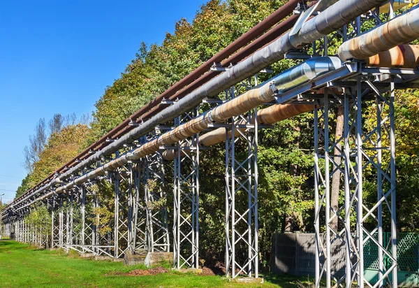 Industriële pijpleidingen bouw in groene omgeving. — Stockfoto