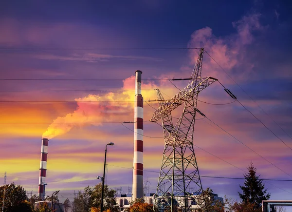 Siluety průmyslové infrastruktury při západu slunce. — Stock fotografie