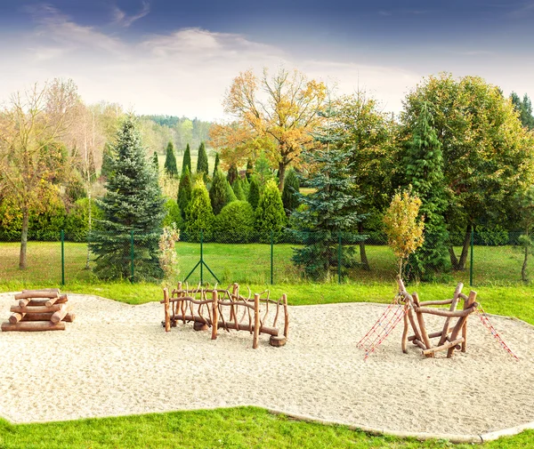 Parque infantil en un aire fresco en un día soleado . — Foto de Stock