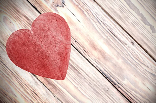 Cuore rosso in legno su sfondo in legno, spazio per il testo . — Foto Stock