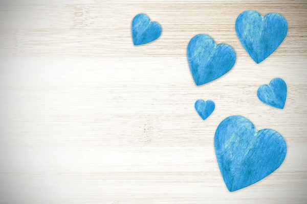 Coeurs bleus en bois sur fond boisé, espace pour le texte . — Photo