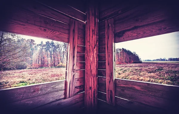 Interior filtrado vintage da torre de caça na temporada de outono . — Fotografia de Stock