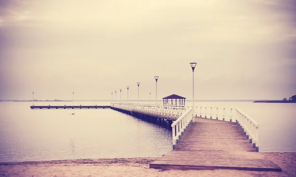 Vintage retro filtrowane drewniane molo na zachodzie słońca. — Zdjęcie stockowe