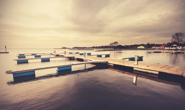 Gefilterde Retro stijl foto van marina bij zonsondergang. — Stockfoto