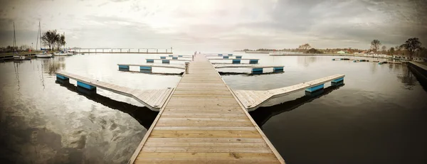 Gefilterde Retro stijl foto van marina bij zonsondergang. — Stockfoto