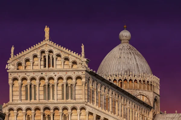 Günbatımı üzerinde Piazza dei Miracoli Pisa, İtalya. — Stok fotoğraf