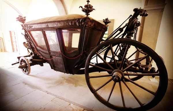 Retro vintage filtered picture of an old wooden carriage. — Stock Photo, Image