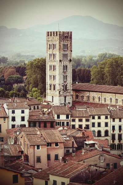 イタリアのルッカの色あせたレトロのスタイルを作られた写真. — ストック写真