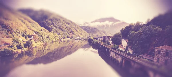 Vintage filtered picture of Tuscany landscape with tilt shift ef — Stock Photo, Image