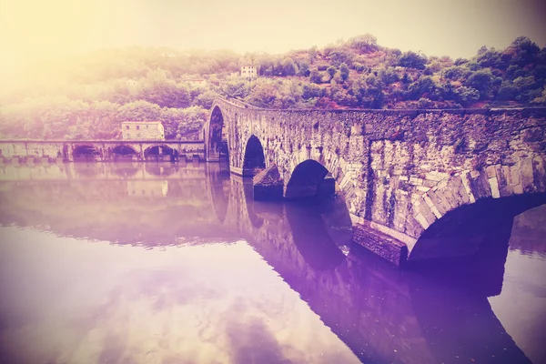 Vintage gefilterde afbeelding van oude brug in Toscane. — Stockfoto