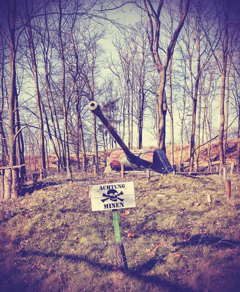 Land mine warning sign and barrel of a tank. — Stock Photo, Image