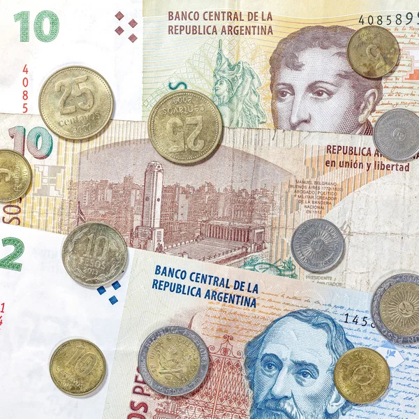 Dinero de Argentina, billetes y monedas en peso . — Foto de Stock