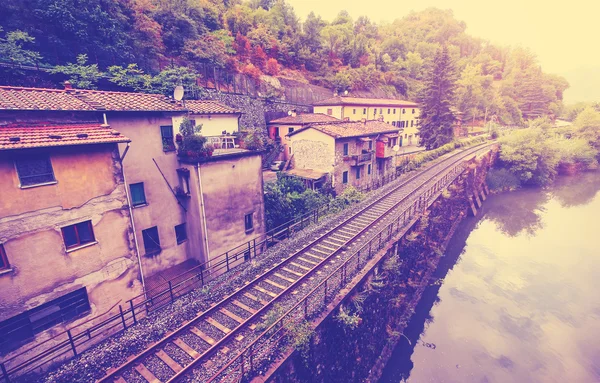 Vintage gefiltertes Bild der Eisenbahn in der Toskana. — Stockfoto