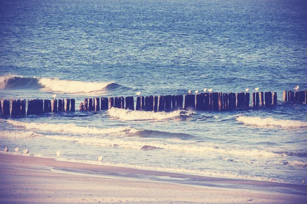 Vintage retro gefilterde afbeelding van een strand, rustige achtergrond. — Stockfoto