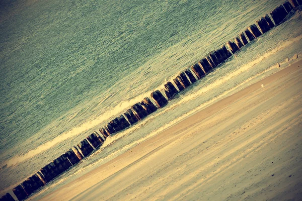 Vintage retro gefilterde afbeelding van een strand, rustige achtergrond. — Stockfoto