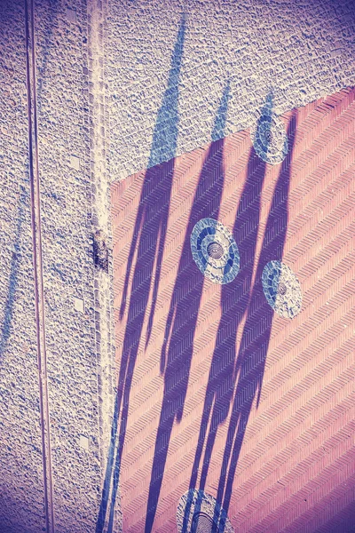 Kavram resmi, dört kişi sokakta yürüyen gölgeler. — Stok fotoğraf