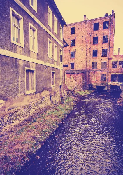 Vintage foto filtrada de edifício arruinado pelo rio, Bialogar — Fotografia de Stock